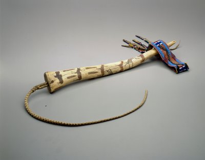 Quirt, bois de wapiti gravé, Nation Osage, vers 1875 - American School